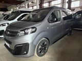 de nombreuses voitures garées à l'intérieur d'un bâtiment, dans un parking