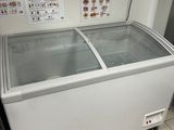 un congélateur qui se trouve dans une cuisine, à côté d'un réfrigérateur