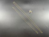 gros plan d'un objet métallique sur une surface noire