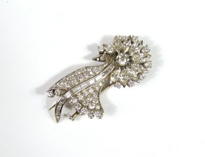 Broche or gris 750/°° à motif floral sertie de diamants. Au …