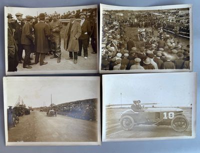 plusieurs vieilles photos en noir et blanc représentant des personnes et des voitures dans un stade