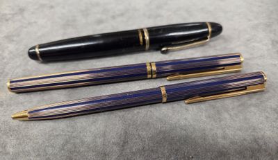 trois types de stylos posés sur une table