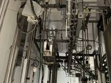 une machine qui se trouve à l'intérieur d'un bâtiment et qui comporte de nombreux câbles