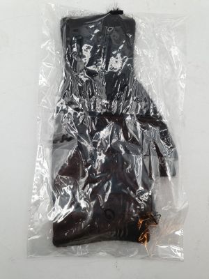 un sac en plastique contenant une paire de bottes noires