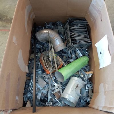 une boîte en carton remplie d'objets métalliques divers