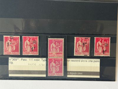 une photo d'une photo montrant des timbres accrochés au mur