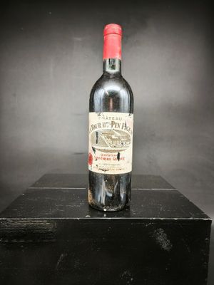 une bouteille de vin posée sur une boîte noire