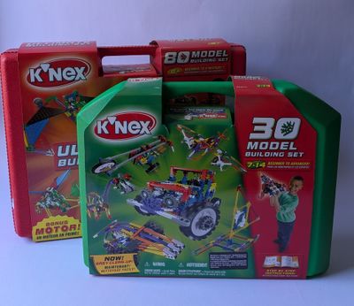 deux boites de k ' nex building set sur une surface blanche