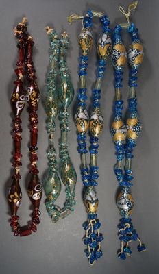 Quatre EMBRASSES de rideaux en perles de verre de couleurs soufflées e - Photo 1