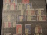 une photo d'un classeur recouvert de nombreux timbres