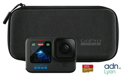 une photo d'une caméra d'action GoPro avec une carte mémoire placée devant