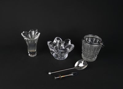 quatre verres posés sur une surface noire, accompagnés d'une cuillère et d'un repose-cuillère