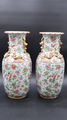 CHINE. Canton : paire de vase balustre en porcelaine. Éclat à la ...