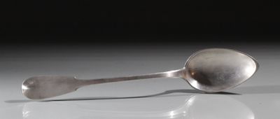 une cuillère et un repose-cuillère sur une surface blanche
