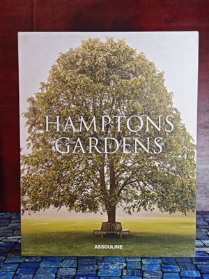 un livre avec l'image d'un arbre au milieu
