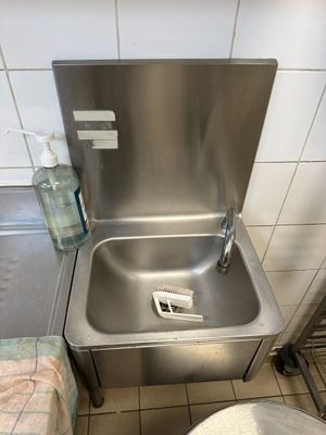 un lavabo et des toilettes dans une petite pièce