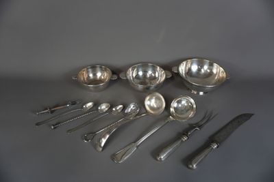 beaucoup de cuillères en argent et de cuillères sur la table