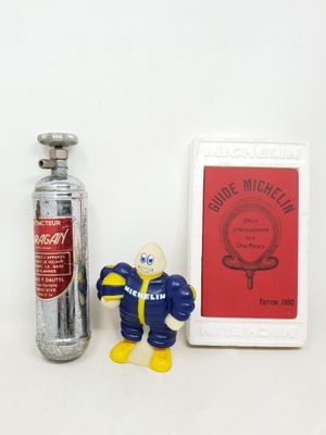 une bouteille d'extincteur à côté d'une petite figurine représentant un footballeur