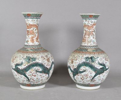 paire de vases chinois ornés de motifs de dragons sur fond gris