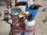 deux bouteilles de gaz propane posées sur un chariot dans un entrepôt