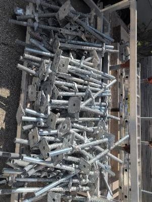 un gros tas de vis et de boulons contre le mur d'un immeuble