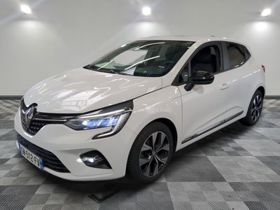 La voiture blanche est garée dans la pièce, sur un sol à carreaux.