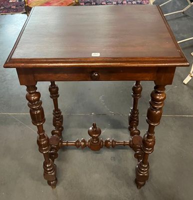 une table en bois surmontée d'un tiroir