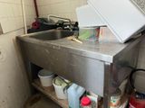 une photo d'une cuisine avec un évier et un micro-ondes