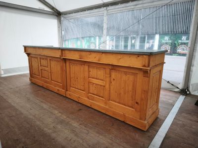 un grand comptoir en bois au milieu d'une pièce