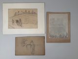 trois dessins sur le mur d'une pièce où sont accrochées des photos de personnes