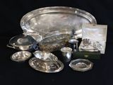 de nombreux objets en argent posés sur une table noire