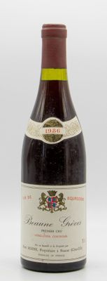une bouteille de vin posée sur une table