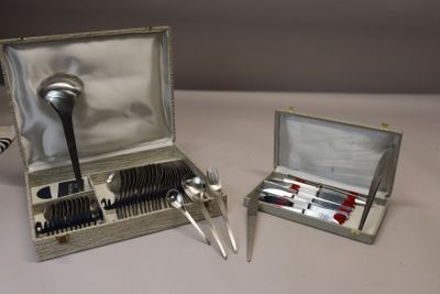 un coffret en argent contenant de l'argenterie, posé sur une table