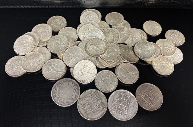 64 pièces de 1 francs en argent. Joint trois Turins de 10 francs ...