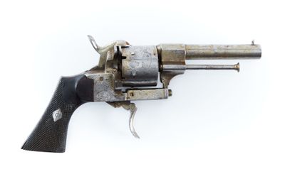 un vieux revolver sur fond blanc, avec un fond blanc