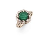 une bague en émeraude et diamant