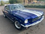 une photo d'une Mustang bleue garée sur un parking