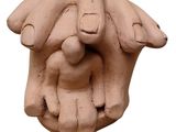 une image représentant une sculpture en argile d'une femme tenant un enfant dans ses bras