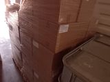 des cartons empilés les uns sur les autres dans un débarras