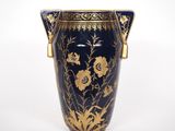 une image représentant un vase bleu orné de fleurs dorées