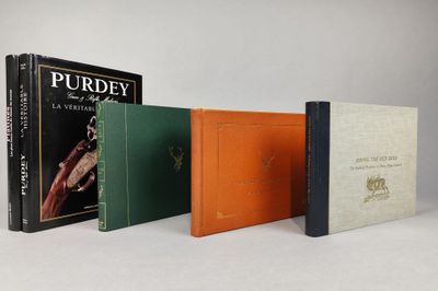 trois livres posés sur une table blanche, l'un à côté de l'autre