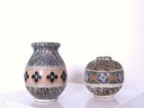deux vases posés sur une étagère blanche