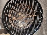 a grill that has a grill on top of it
