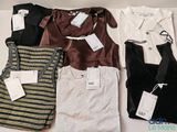 beaucoup de vêtements posés sur une table, avec leurs étiquettes