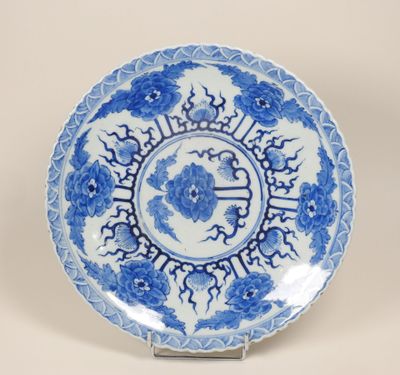 assiette bleue et blanche ornée d'un motif floral sur le bord