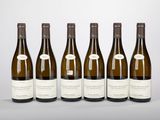 six bouteilles de vin alignées sur une table