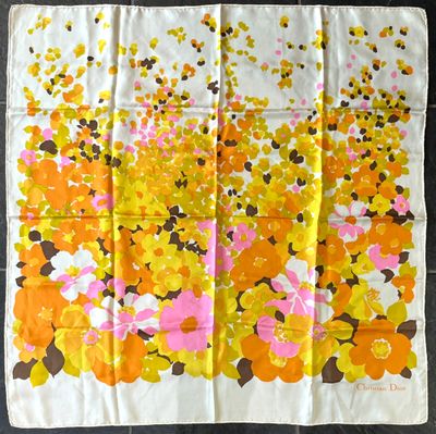 CHRISTIAN DIOR. Carré en twill de soie imprimée à décor flor…