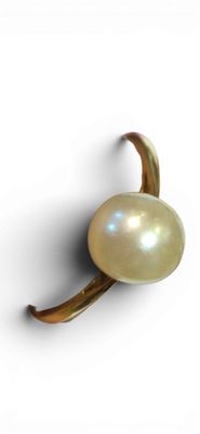 Bague en or jaune (750 millièmes) et perle.