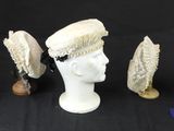 Plusieurs chapeaux sont alignés sur une tête de mannequin