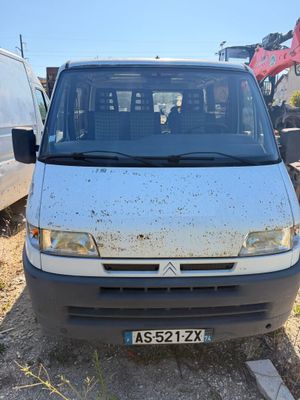 une petite camionnette garée sur un chemin de terre